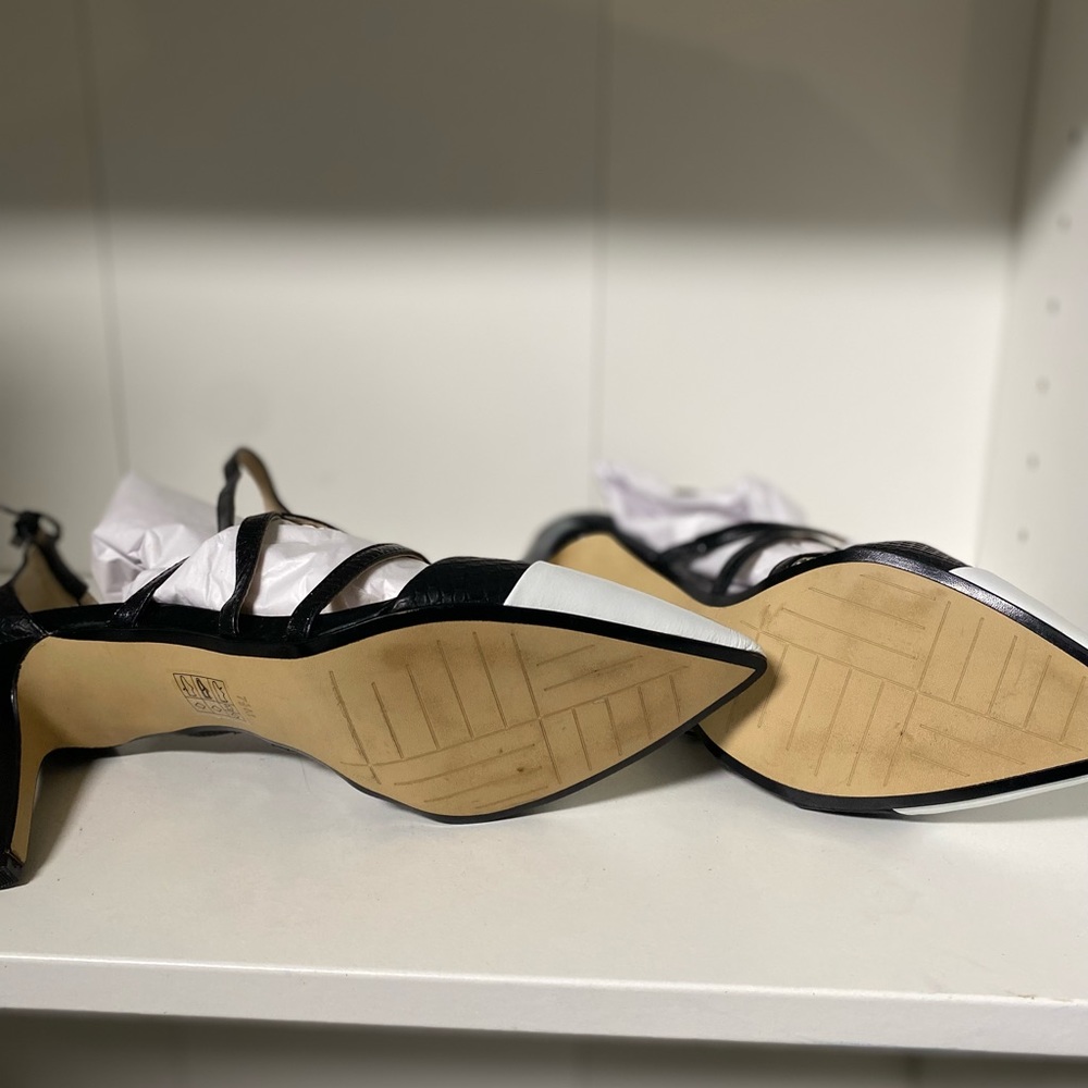 Black and white sandals with hi heel. - Picture 2 of 3